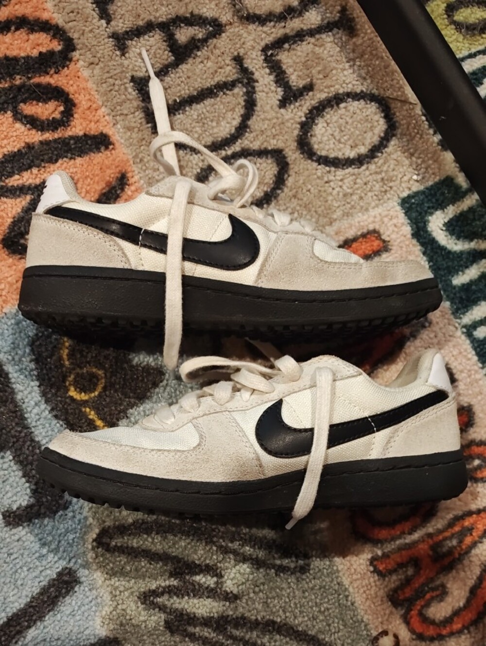 Boys Nike White and Black Low-Top Sneakers - Picture 3 of 4